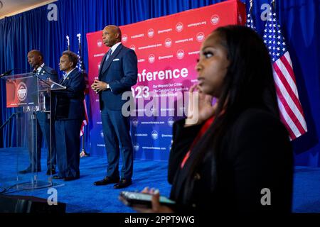 Washington, États-Unis. 21st avril 2023. Le maire Eric Adams (démocrate de New York, New York), au centre, le maire Sylvester Turner (démocrate de Houston, Texas), à gauche, Et le maire Lori Lightfoot (démocrate de Chicago, Illinois), à droite, tient une conférence de presse lors de la neuvième Conférence annuelle de l'Association des maires afro-américains (AAMA) à l'hôtel Omni Shoreham à Washington, DC, Etats-Unis vendredi, 21 avril 2023. Photo de Rod Lamkey/CNP/ABACAPRESS.COM crédit: Abaca Press/Alay Live News Banque D'Images