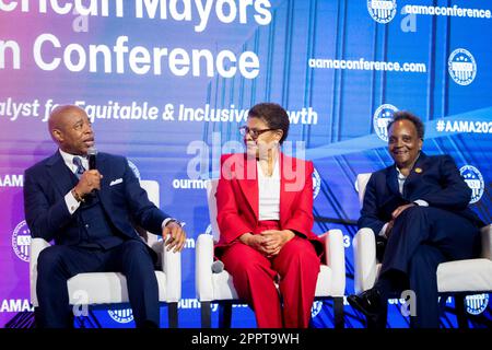 Le maire Eric Adams (démocrate de New York, New York), à gauche, le maire Karen Bass (démocrate de Los Angeles, Californie), au centre, Et le maire Lori Lightfoot (démocrate de Chicago, Illinois), à droite, participe à un «Big 4 Fireside Chat» lors de la neuvième Conférence annuelle de l'Association des maires afro-américains (AAMA) à l'hôtel Omni Shoreham à Washington, DC, Etats-Unis vendredi, 21 avril 2023. Photo de Rod Lamkey/CNP/ABACAPRESS.COM Banque D'Images