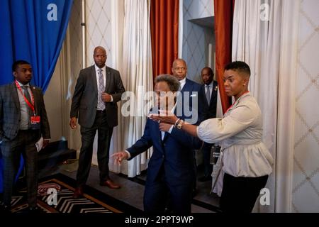 Le maire Eric Adams (démocrate de New York, New York), à droite, et le maire Lori Lightfoot (démocrate de Chicago, Illinois), à gauche, arrivent pour une conférence de presse lors de la neuvième conférence annuelle de l'Association des maires afro-américains (AAMA) à l'hôtel Omni Shoreham à Washington, DC, Etats-Unis, vendredi, 21 avril 2023. Photo de Rod Lamkey/CNP/ABACAPRESS.COM Banque D'Images