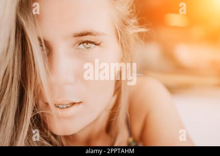 Portrait de femme heureuse au café. Style boho chic. Photo en plein air de jeune femme heureuse avec de longs cheveux, temps ensoleillé en plein air assis dans un cadre moderne Banque D'Images