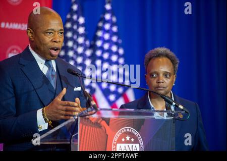 Le maire Eric Adams (démocrate de New York, New York), à gauche, et le maire Lori Lightfoot (démocrate de Chicago, Illinois), à droite, font des remarques lors d'une conférence de presse lors de la neuvième conférence annuelle de l'Association des maires afro-américains (AAMA) à l'hôtel Omni Shoreham à Washington, DC, vendredi, 21 avril 2023. Credit: Rod Lamkey/CNP (RESTRICTION: PAS de journaux ou journaux New York ou New Jersey dans un rayon de 75 miles de New York City) Banque D'Images