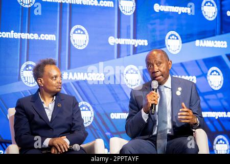 Le maire Lori Lightfoot (démocrate de Chicago, Illinois), à gauche, et le maire Sylvester Turner (démocrate de Houston, Texas), à droite, participent à un âBig 4 Fireside Chatâ lors de la neuvième Conférence annuelle de l'Association des maires afro-américains (AAMA) à l'hôtel Omni Shoreham à Washington, DC vendredi, 21 avril 2023. Credit: Rod Lamkey/CNP (RESTRICTION: PAS de journaux ou journaux New York ou New Jersey dans un rayon de 75 miles de New York City) Banque D'Images