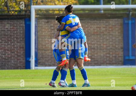 Buenos Aires, Argentine. 22nd avril 2023. Les joueurs de Boca Juniors célèbrent le premier but contre Estudiantes Buenos Aires lors de la date 8th du tournoi YPF entre Boca Juniors et Estudiantes Buenos Aires au stade Auxiliar du Boca Juniors Club à Buenos Aires. (Note finale: Boca Juniors 2 - 0 Estudiantes BA) crédit: SOPA Images Limited/Alamy Live News Banque D'Images