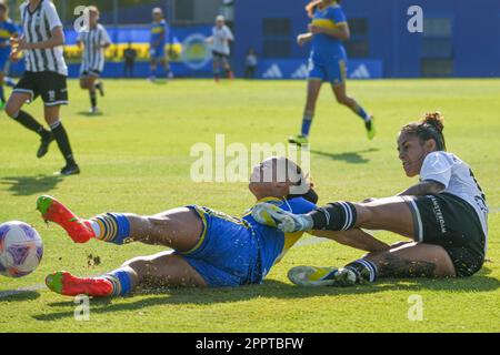 Buenos Aires, Argentine. 22nd avril 2023. Brisa priori de Boca Juniors (L) et Sofia Florentin d'Estudiantes Buenos Aires (R) en action à la date 8th du tournoi YPF entre Boca Juniors et Estudiantes Buenos Aires au stade Auxiliar du Boca Juniors Club à Buenos Aires. (Note finale: Boca Juniors 2 - 0 Estudiantes BA) crédit: SOPA Images Limited/Alamy Live News Banque D'Images