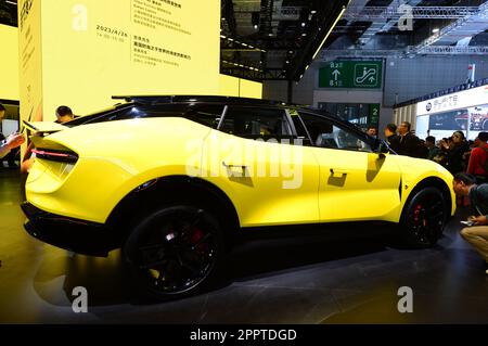 SHANGHAI, CHINE - le 21 AVRIL 2023 - le LOTUS Eletre, le premier vus de supercar électrique au monde, est exposé au STAND LOTUS du Shangha 2023 Banque D'Images