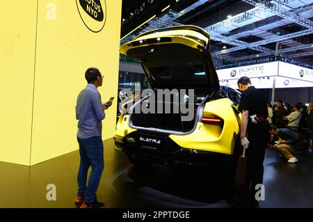 SHANGHAI, CHINE - le 21 AVRIL 2023 - le LOTUS Eletre, le premier vus de supercar électrique au monde, est exposé au STAND LOTUS du Shangha 2023 Banque D'Images