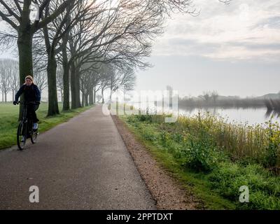 Nimègue, pays-Bas. 22nd avril 2023. Une femme a vu monter à vélo un matin brumeux. Chaque année sur 22 avril, plus d'un milliard de personnes célèbrent le jour de la Terre pour protéger la planète contre la pollution et la déforestation. Grâce aux dernières pluies des pays-Bas, la campagne a l'air plus verte que jamais. Enfin, les températures ont commencé à augmenter de sorte que de plus en plus de gens peuvent être vus à pied autour des forêts néerlandaises. (Photo par Ana Fernandez/SOPA Images/Sipa USA) Credit: SIPA USA/Alay Live News Banque D'Images