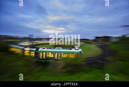 Hanovre, Allemagne. 25th avril 2023. Un train léger Hannoversche Verkehrsbetriebe traverse une boucle inversée (prise de vue à grande vitesse d'obturation). Le billet national de 49 euros pour les transports locaux et régionaux est lancé sur 1 mai. Credit: Julian Stratenschulte/dpa/Alay Live News Banque D'Images