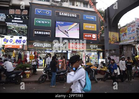 Mumbai, Maharashtra, Inde. 24th avril 2023. Les gens marchent à côté des magasins mobiles à Mumbai, Inde, 24 avril, 2023. (Credit image: © Indranil Aditya/ZUMA Press Wire) USAGE ÉDITORIAL SEULEMENT! Non destiné À un usage commercial ! Banque D'Images