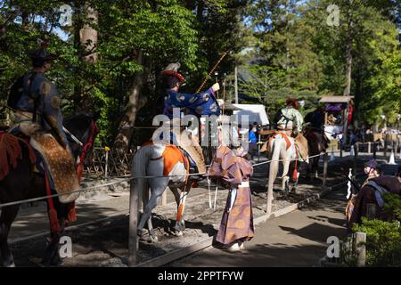 Yabusame (tir à l'arc à cheval japonais) officiel de tournoi retourne une flèche aux archers après la première ronde de la compétition. 65th Festival de Kamakura sur 16 avril 2023 au sanctuaire de Tsurugaoka Hachimangu à Kamakura, Japon. Credit: Stanislav Kogiku/AFLO/Alay Live News Banque D'Images