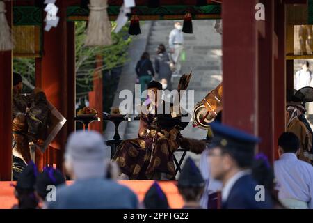 Yoshiaki Koike, vainqueur du tournoi de Yabusame, lors de la cérémonie de la victoire à l'intérieur du sanctuaire Tsurugaoka Hachimangu lors du festival Kamakura 65th sur 16 avril 2023 à Kamakura au Japon. Credit: Stanislav Kogiku/AFLO/Alay Live News Banque D'Images