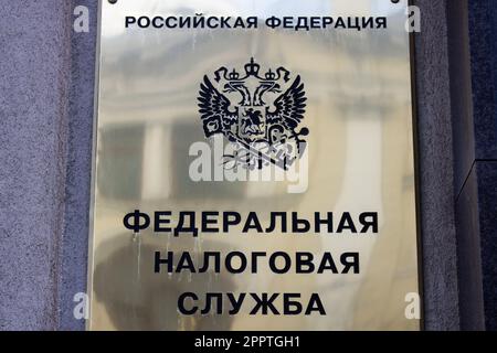 Moscou, Russie. 24th avril 2023. Une plaque sur le siège du Service fédéral de la fiscalité à Moscou. Un projet de loi visant à porter le taux d'imposition à 30% pour les Russes travaillant à l'étranger a été soumis à la Douma, une chambre basse du Parlement russe. (Photo de Vlad Karkov/SOPA Images/Sipa USA) crédit: SIPA USA/Alay Live News Banque D'Images