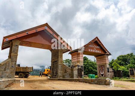 Village de Khonoma, Nagaland, Inde. Khonoma, le premier village vert d’Asie, est surtout connu pour son écotourisme. Entrée de Khonoma Banque D'Images