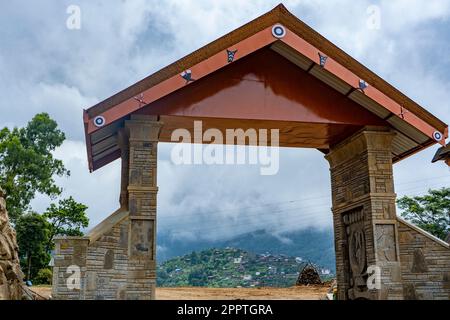 Village de Khonoma, Nagaland, Inde. Khonoma, le premier village vert d’Asie, est surtout connu pour son écotourisme. Entrée de Khonoma Banque D'Images