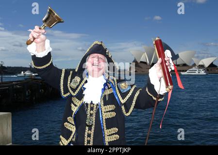 Graham Keating Ros Jump, conseiller de la ville anglaise de East Riding dans le Yorkshire, s'est rendu en Australie à l'occasion de la journée du Yorkshire, à 1 août, pour présenter une rose blanche à Graham Keating, crieur officiel de la ville de Sydney. La rose blanche est le symbole du Yorkshire. Graham se rendra dans le Yorkshire en 2012 pour participer au World Town Crier Tournament, organisé par East Yorkshire Town Crier, Michael Wood, un trois fois champion du monde Town Crier. Graham Keating a déjà gagné le titre cinq fois lui-même et a été ravi de recevoir une rose blanche livrée à la main comme son invitation au tou Banque D'Images