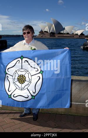 Ros Jump avec le drapeau du Yorkshire Ros Jump, conseiller de la ville anglaise de East Riding dans le Yorkshire, s'est rendu en Australie à l'occasion de 1 août, le jour du Yorkshire, pour présenter une rose blanche à Graham Keating, le crieur officiel de la ville de Sydney. La rose blanche est le symbole du Yorkshire. Graham se rendra dans le Yorkshire en 2012 pour participer au World Town Crier Tournament, organisé par East Yorkshire Town Crier, Michael Wood, un trois fois champion du monde Town Crier. Graham Keating a déjà gagné le titre cinq fois lui-même et a été ravi de recevoir une rose blanche livrée à la main comme son Banque D'Images