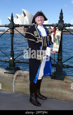 Graham Keating Ros Jump, conseiller de la ville anglaise de East Riding dans le Yorkshire, s'est rendu en Australie à l'occasion de la journée du Yorkshire, à 1 août, pour présenter une rose blanche à Graham Keating, crieur officiel de la ville de Sydney. La rose blanche est le symbole du Yorkshire. Graham se rendra dans le Yorkshire en 2012 pour participer au World Town Crier Tournament, organisé par East Yorkshire Town Crier, Michael Wood, un trois fois champion du monde Town Crier. Graham Keating a déjà gagné le titre cinq fois lui-même et a été ravi de recevoir une rose blanche livrée à la main comme son invitation au tou Banque D'Images