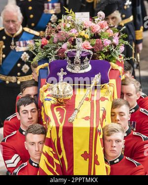 Photo du dossier datée du 19/09/22 du roi Charles III et des membres de la famille royale qui suivent derrière le cercueil de la reine Elizabeth II, drapé dans le Standard royal avec la Couronne de l'État impérial et l'orbe et le sceptre du souverain, comme il est réalisé de l'abbaye de Westminster après son funérailles d'État. Les précieux joyaux de la Couronne - les trésors les plus précieux de la nation - joueront un rôle de premier plan au couronnement du roi Charles III Date de publication : mardi 25 avril 2023. Banque D'Images