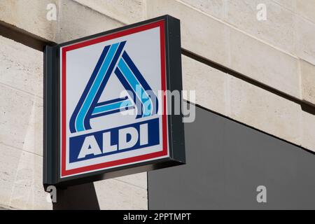 Bordeaux , Aquitaine France - 04 17 2023 : Aldi texte enseigne et logo de marque boutique sur façade discount supermarché discounter hard market Banque D'Images