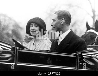 Photo du dossier datée du 26/04/23 du duc et de la duchesse de York qui quittaient Buckingham Palace, Londres, pour leur lune de miel. La dernière consort de reine à être couronnée était la reine Élisabeth la reine mère - la grand-mère bien-aimée du roi Charles III - il y a près de 90 ans.Date de publication : mardi 25 avril 2023. Banque D'Images