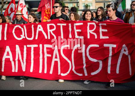 Les manifestants tiennent une bannière qui dit "quartiere antifascista" (quartier antifasciste) pendant la manifestation. Manifestation dans les rues du quartier de Quadraro à Rome organisée par l'ANPI (Association nationale des partisans italiens) et par la VII Municipalité de Rome pour commémorer le roundup du Quadraro. Le rassemblement du Quadraro était une opération militaire fasciste nazie effectuée le 17th avril 1944, au cours de laquelle environ deux mille personnes ont été arrêtées, dont 683 ont été déportées dans des camps de concentration allemands. (Photo de Marcello Valeri/SOPA Images/Sipa USA) Banque D'Images