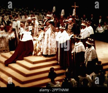 Photo du dossier datée du 02/06/53 du duc de Norfolk, le maréchal Earl, rendant hommage à la reine Elizabeth II après son couronnement à l'abbaye de Westminster. Le couronnement de 1953 a été un coup de pouce au moral dans les années difficiles d'après-guerre, alors que des millions de personnes ont célébré la journée historique. Elizabeth II a été couronnée lors d'une cérémonie profondément religieuse à l'abbaye de Westminster sur 2 juin 1953. Date de publication : mardi 25 avril 2023. Banque D'Images