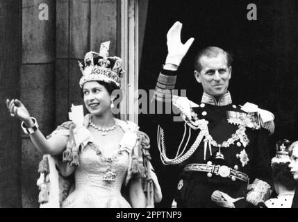 Photo du dossier datée du 02/06/53 de la reine Elizabeth II, portant la couronne d'État impériale, et du duc d'Édimbourg, vêtu d'un uniforme d'amiral de la flotte, passant du balcon aux foules aux portes de Buckingham Palace après le couronnement. Le couronnement de 1953 a été un coup de pouce au moral dans les années difficiles d'après-guerre, alors que des millions de personnes ont célébré la journée historique. Elizabeth II a été couronnée lors d'une cérémonie profondément religieuse à l'abbaye de Westminster sur 2 juin 1953. Date de publication : mardi 25 avril 2023. Banque D'Images