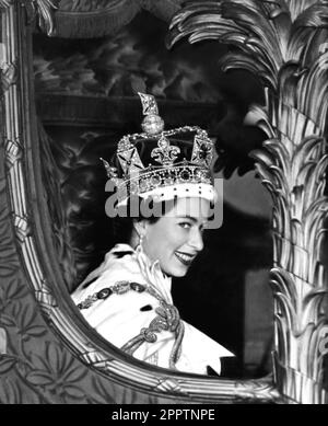 Photo du dossier datée du 02/06/53 de la reine Elizabeth II, qui succède à son père le roi George VI à 6 février 1952, après sa cérémonie de couronnement à l'abbaye de Westminster, à Londres. Le couronnement de 1953 a été un coup de pouce au moral dans les années difficiles d'après-guerre, alors que des millions de personnes ont célébré la journée historique. Elizabeth II a été couronnée lors d'une cérémonie profondément religieuse à l'abbaye de Westminster sur 2 juin 1953. Date de publication : mardi 25 avril 2023. Banque D'Images