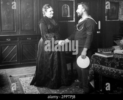 Agnes Weston avec un marin reconnaissant, Royal marins Rest, Portsmouth, début 1900s Banque D'Images