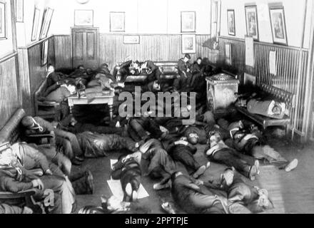 Les marins dormant sur le sol en raison du manque de lits au Royal marins Rest, Portsmouth, début 1900s Banque D'Images