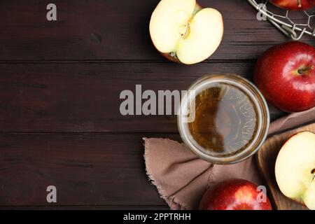 Composition de la nappe avec un délicieux cidre de pomme sur une table en bois. Espace pour le texte Banque D'Images
