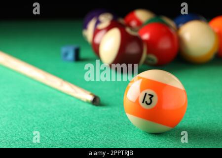 Boule de billard avec le numéro 13 sur la table verte, espace pour le texte Banque D'Images