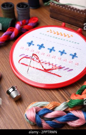 Ensemble d'équipement de broderie sur table en bois Banque D'Images