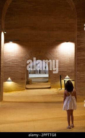 Merida, Espagne - 4th septembre 2018 : Musée national d'art romain de Merida, Espagne. Petite fille visitant la crypte Banque D'Images