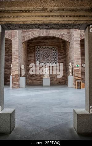 Mérida, Espagne - 20 décembre 2017 : Musée national d'art romain de Mérida, Espagne. Vue latérale du premier étage Banque D'Images