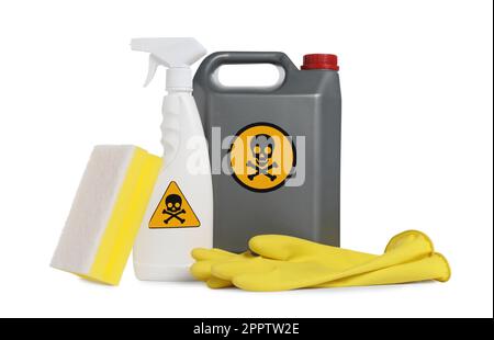 Bouteilles de produits chimiques domestiques toxiques avec panneaux d'avertissement, gants en caoutchouc et éponge à récurer sur fond blanc Banque D'Images