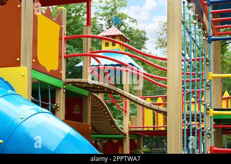 Nouvelle maison de jeu de château colorée avec cadre d'escalade sur l'aire de jeux pour enfants Banque D'Images