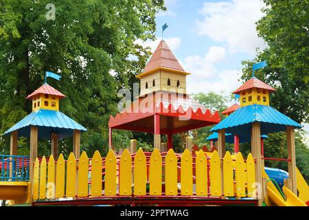 Nouvelle maison de jeu de château colorée sur l'aire de jeux pour enfants Banque D'Images