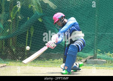 Le joueur de cricket batter Mushfiqur Rahim du Bangladesh participe à des exercices individuels au centre de cricket intérieur du Sher-e-Bangla National Cricket Stadium, Mir Banque D'Images