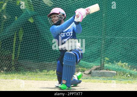 Le joueur de cricket batter Mushfiqur Rahim du Bangladesh participe à des exercices individuels au centre de cricket intérieur du Sher-e-Bangla National Cricket Stadium, Mir Banque D'Images