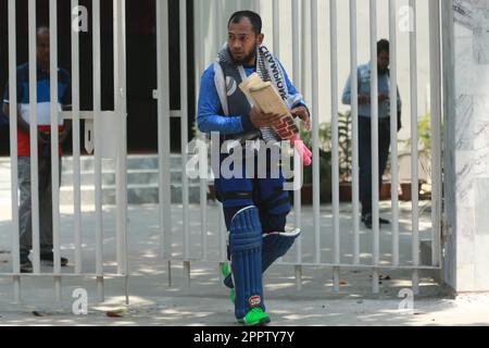 Le joueur de cricket batter Mushfiqur Rahim du Bangladesh participe à des exercices individuels au centre de cricket intérieur du Sher-e-Bangla National Cricket Stadium, Mir Banque D'Images