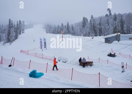 Iogach, Russie - 10 mars 2018: Station de ski d'hiver Teletsky Altai près d'Iogach. Ascenseur sur le mont et sur fond de forêt sous les chutes de neige. Le dans Banque D'Images