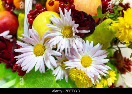 Fleurs blanches et divers fruits en gros plan. Mise au point sélective Banque D'Images