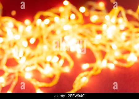 Arrière-plan rouge flou avec des lumières jaunes floues. Recouvrement de bokeh clair Banque D'Images