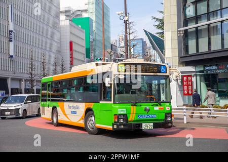 Tokyo Shinjuku 2023 avril, bus public à un seul poste sur la route à Shinjuku, Japon, Asie Banque D'Images