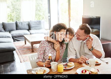 Petit déjeuner fait et servi avec beaucoup d'amour. une famille prenant le petit déjeuner à la maison. Banque D'Images