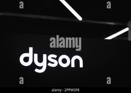 Gros plan sur le logo DYSON sur un mur décoratif en magasin Banque D'Images