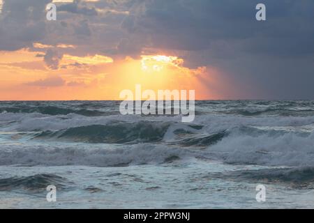 Magnifique coucher de soleil spectaculaire dans un ciel nuageux au-dessus de l'océan, Bat Yam, Israël Banque D'Images