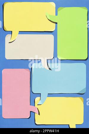 Des bulles de communication multicouleurs se chevauchent sur fond bleu Banque D'Images