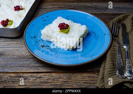 Traditionnel Ramadan turc dessert gullac, saveur traditionnelle avec du lait. Banque D'Images